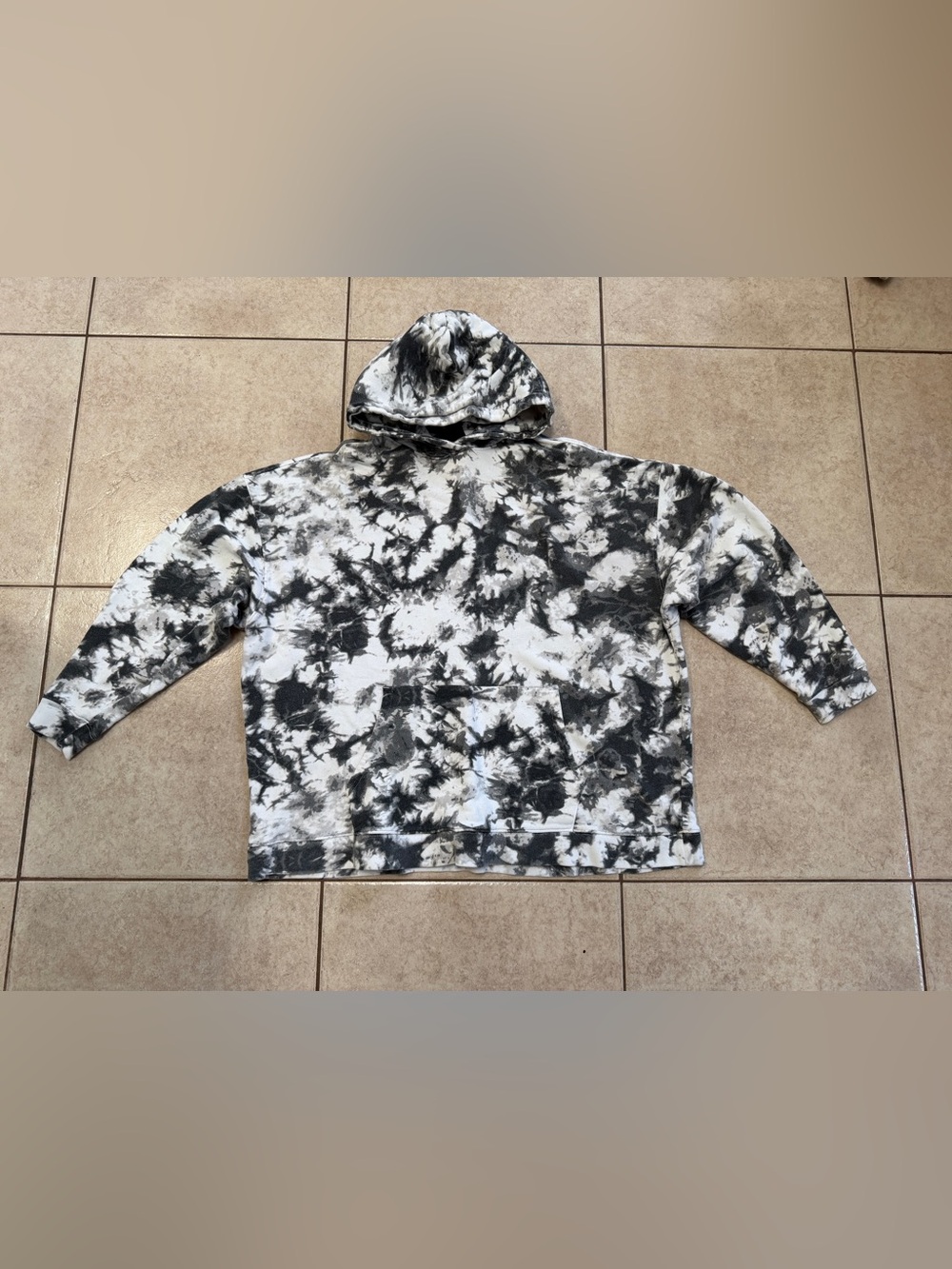 No Boundaries gray and white marble-print fleece pullover hoodie, size 2XL